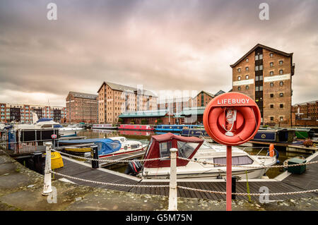 Gloucester, Royaume-Uni - 14 août 2015 : Gloucester Docks au coucher du soleil un jour nuageux Banque D'Images