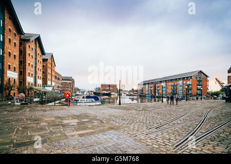 Gloucester, Royaume-Uni - 14 août 2015 : Gloucester Docks au coucher du soleil un jour nuageux Banque D'Images