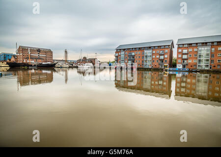 Gloucester, Royaume-Uni - 14 août 2015 : Gloucester Docks au coucher du soleil un jour nuageux Banque D'Images