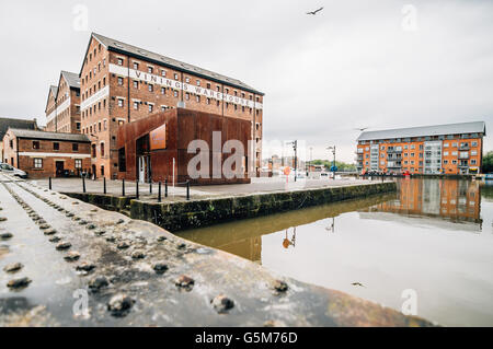 Gloucester, Royaume-Uni - 14 août 2015 : Gloucester Docks au coucher du soleil un jour nuageux Banque D'Images