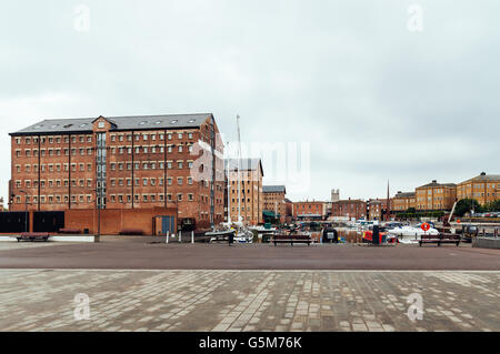 Gloucester, Royaume-Uni - 14 août 2015 : Gloucester Docks au coucher du soleil un jour nuageux Banque D'Images