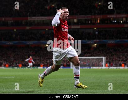 Football - UEFA Champions League - Groupe B - Arsenal / Montpellier - Emirates Stadium.Lukas Podolski, d'Arsenal, célèbre le deuxième but du match de son côté Banque D'Images