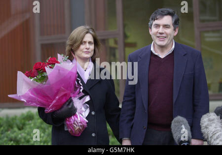 Sarah Brown et son mari, chancelier de l'Échiquier Gordon Brown, quittent l'hôpital de maternité Forth Park à Kirkcaldy, six jours après avoir donné naissance au premier bébé du couple. *...leur bébé, Jennifer, qui est né sept semaines prématurément 29/12/2001, devrait rester à l'hôpital jusqu'à un certain temps en février 2002. 04/01/02: Le chancelier de l'Échiquier Gordon Brown et sa femme Sarah quittent l'hôpital de maternité de Forth Park à Kirkcaldy jeudi 3 2002 janvier, six jours après que Sarah a donné naissance au premier bébé du couple, Jennifer, Jane qui est née sept semaines prématurément. Chancelier Banque D'Images