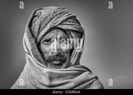 Portrait of a senior avec un turban rajasthani, Pushkar, Rajasthan, India Banque D'Images