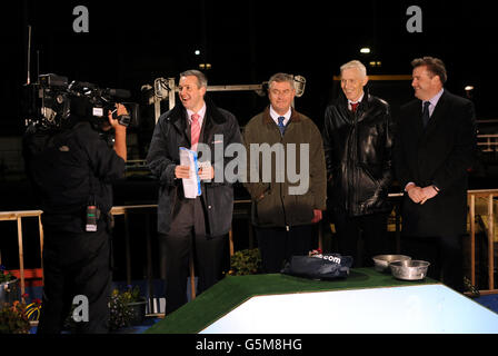 Grayhounds - finale Williamhill.com St léger - Stade Greyhound de Wimbledon.Le présentateur Darrell Williams et l'équipe Greyhound de Sky Sports Banque D'Images