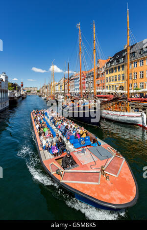 Bateau d'excursion, le canal de Nyhavn, Copenhague, Danemark Banque D'Images