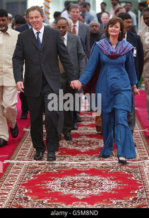 Le Premier ministre britannique Tony Blair (L) et son épouse Cherie (R) ont visité le centre de bonne gouvernance à Hyderabad, en Inde. Banque D'Images