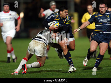 Rugby Union - Aviva Premiership - Worcester Warriors v Saracens - Sixways Stadium.Josh Matavesi, de Worcester, est attaqué par Saracens Nils Mordt lors du match Aviva Premiership au Sixways Stadium de Worcester. Banque D'Images