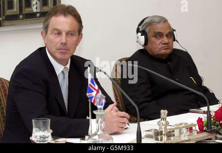 Le Premier ministre britannique Tony Blair lors d'une conférence de presse avec son homologue indien Atal Behari Vajpayee au début des pourparlers visant à calmer la situation actuelle entre l'Inde et le Pakistan à Delhi. Banque D'Images