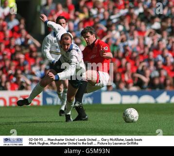 02-04-95 ... Manchester United / Leeds United ... Gary McAllister, Leeds bat Mark Hughes, Manchester United à la balle ... Photo de Laurence Griffiths Banque D'Images