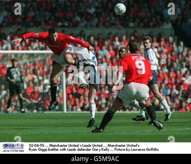 02-04-95 ... Manchester United / Leeds United ... Ryan Giggs de Manchester United lutte avec le défenseur de Leeds Gary Kelly ... Photo de Laurence Griffiths Banque D'Images