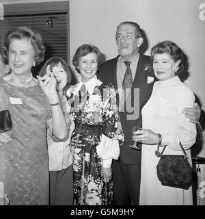 Les pionniers du monde de la télévision se réunissent au siège de Londres de l'Académie britannique des arts du film et de la télévision à Londres. Parmi ceux qui y ont assisté, mentionnons (de gauche à droite) Elizabeth Cowell (annonceur), Joan Miller (standardiste), Dinah Sheridan (première invitée sur la page d'image du programme), Leslie Mitchell (annonceur) et Jasmine Bligh (annonceur). Banque D'Images