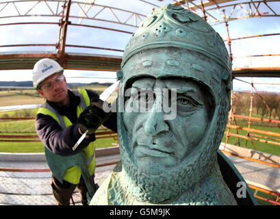 Mike Reid, directeur du site, commence les travaux de restauration de la statue de Robert-Bruce battue par les intempéries sur le site de la bataille de Bannockburn, Pour restaurer la statue avant le 700e anniversaire de la bataille où Bruce aurait vaincu l'armée anglaise du roi Edward II pour obtenir un monarque indépendant pour l'Écosse. Banque D'Images