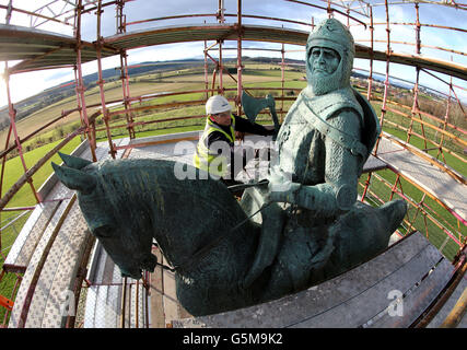 Mike Reid, directeur du site, commence les travaux de restauration de la statue de Robert-Bruce battue par les intempéries sur le site de la bataille de Bannockburn, Pour restaurer la statue avant le 700e anniversaire de la bataille où Bruce aurait vaincu l'armée anglaise du roi Edward II pour obtenir un monarque indépendant pour l'Écosse. Banque D'Images