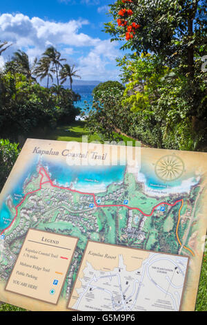 Panneau d'interprétation avec la carte pour le sentier du Littoral à Kapalua Kapalua, Maui, avec Oneloa Beach à distance Banque D'Images