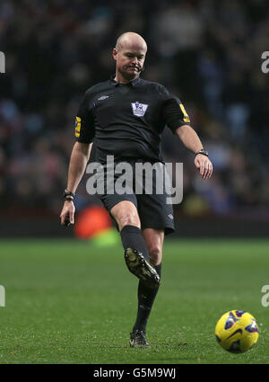 Football - Barclays Premier League - Aston Villa / Arsenal - Villa Park.Lee Mason, arbitre du match Banque D'Images