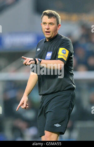 Football - championnat de la npower football League - Hull City v Burnley - KC Stadium. Gary Sutton, arbitre Banque D'Images