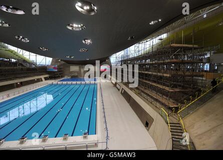 L'intérieur du centre olympique aquatique dans le parc olympique, à Stratford est de Londres, où des travaux sont en cours pour réduire la capacité en retirant les ailes et en se convertissant au design original. Banque D'Images