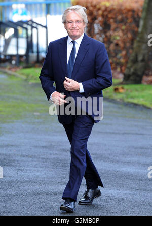 L'étoile de la rue couronnement William Roache, qui joue Ken Barlow, arrive à l'église réformée Albion United, à Ashton sous Lyne, pour les funérailles de l'étoile de la rue Coronation Bill Tarmey, qui a joué le Jack Duckworth du savon pendant trois décennies. Banque D'Images