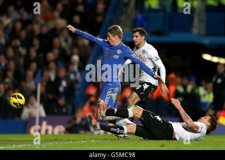 Soccer - Barclays Premier League - Chelsea / Fulham - Stamford Bridge.Fernando Torres de Chelsea (à gauche) et John Arne Riise de Fulham se battent pour le ballon Banque D'Images