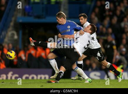 Soccer - Barclays Premier League - Chelsea / Fulham - Stamford Bridge.Fernando Torres de Chelsea (à gauche) et John Arne Riise de Fulham se battent pour le ballon Banque D'Images