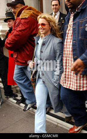 La chanteuse Britney Spears, flanquée de ses minders, quitta l'hôtel Mandarin Oriental de Knightsbridge, Londres, lors de sa visite promotionnelle tourbillonnante au Royaume-Uni. Banque D'Images
