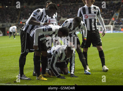 Soccer - Barclays Premier League - Newcastle United / Wigan Athletic - St James' Park.Demba Ba de Newcastle United célèbre le premier but du match Banque D'Images