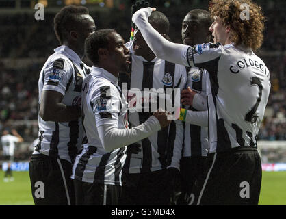 Football - Barclays Premier League - Newcastle United / Wigan Athletic - St James' Park. Le Demba Ba de Newcastle United célèbre le premier but de son match Banque D'Images