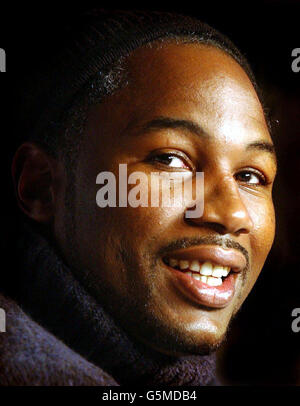 Lennox Lewis donne sa réaction à la nouvelle que son combat World Heavyweight Boxing Title contre Mike Tyson ne sera pas Vas-y à Las Vegas en avril à Leicester Square, Londres. Banque D'Images