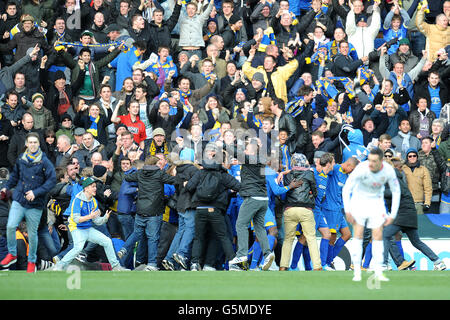 Football - FA Cup - deuxième tour - Milton Keynes dons / AFC Wimbledon - stade:mk.Les fans de Wimbledon AFC fêtent le premier but de leur équipe, alors que les Dons de Milton Keynes Steven Williams semblent sur le point de s'être abattu Banque D'Images