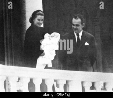 Image - Grace Kelly - Princesse Grace et Prince Rainier présent bébé La Princesse Caroline de Monaco - Palais Royal Banque D'Images