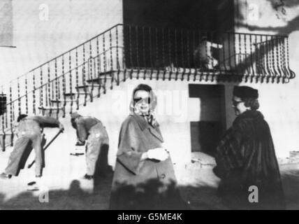 La princesse Grace de Monaco (la star de cinéma Grace Kelly) et sa mère, Mme John B Kelly, à droite, supervisent le travail final de la pépinière qui est en cours de préparation au Palais Royal de Monte Carlo pour l'arrivée du premier bébé de Grace. Banque D'Images