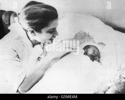 La petite princesse Caroline Louise Marguerite et sa mère, la princesse Grace de Monaco. La jeune princesse est née avec un poids de 8lb 3oz et est héritière du prince Rainier, qui a épousé l'ancienne star de cinéma Grace Kelly l'année dernière. Banque D'Images