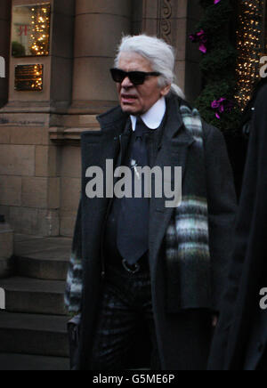 Karl Lagerfeld quitte l'hôtel Balmoral d'Édimbourg en route vers le palais de Linlithgow pour le spectacle Chanel Moutiers d'Art. Banque D'Images