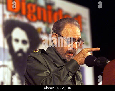 Le président Fidel Castro, chef de file cubain, à l'ouverture d'une école à la Havane.Une centaine de nouvelles écoles ont été rénovées à Cuba, les élèves sont vingt pour chaque enseignant. Banque D'Images