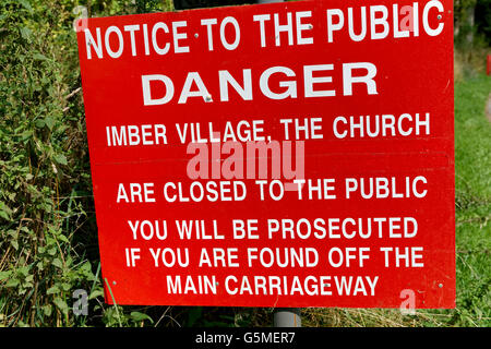 Avis au public panneau danger à Imber village sur la plaine de Salisbury, Wiltshire, zone d'entraînement Royaume-uni. Banque D'Images