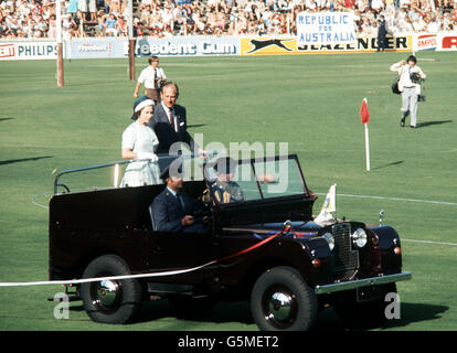 Dossier de bibliothèque daté du 13/03/1977 de la Reine II de Grande-Bretagne et du duc d'Édimbourg étant conduit autour d'une voiture de terrain lors d'un match de rugby à XIII au Sydney Cricket Ground. Les photos d'une nouvelle limousine Bentley spécialement construite, que la Reine utilisera pour les occasions d'état, a été publié, mercredi 19 décembre, 2001. La voiture a été créée pour marquer le Jubilé de la Reine et sera présentée à elle en mai de l'année prochaine. Voir PA Story ROYAL Bentley. Photo. Banque D'Images