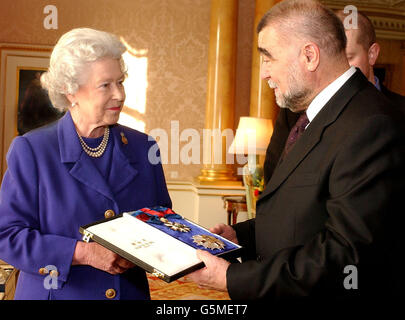 La reine Elizabeth II de Grande-Bretagne échange des cadeaux avec le président de la Croatie, Stjepan Mesic, au palais de Buckingham, dans le centre de Londres. Mesic était à Londres dans le cadre d'une visite de trois jours en Grande-Bretagne, sa première en tant que chef d'État pour la Croatie. Banque D'Images