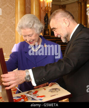 La reine Elizabeth II de Grande-Bretagne échange des cadeaux avec le président de la Croatie, Stjepan Mesic, au palais de Buckingham, dans le centre de Londres. Mesic était à Londres dans le cadre d'une visite de trois jours en Grande-Bretagne, sa première en tant que chef d'État pour la Croatie. Banque D'Images