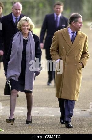 Le Prince de Galles marche avec son ami proche Camilla Parker-Bowles, à travers Green Park dans le centre de Londres, sur leur chemin à l'hôtel Ritz pour la fête de Noël annuelle pour son personnel. Banque D'Images