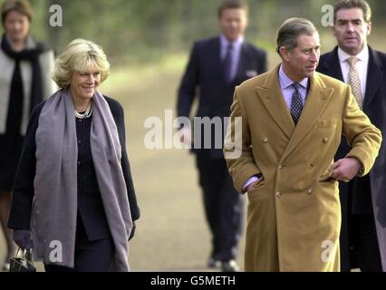 Le Prince de Galles marche avec son ami proche Camilla Parker-Bowles, à travers Green Park dans le centre de Londres, sur leur chemin à l'hôtel Ritz pour la fête de Noël annuelle pour son personnel. Banque D'Images