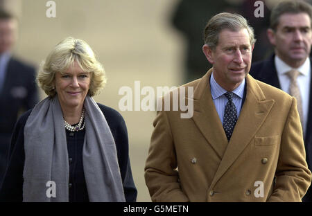 Le Prince de Galles marche avec son ami proche Camilla Parker-Bowles, à travers Green Park dans le centre de Londres, sur leur chemin vers l'hôtel Ritz, depuis le Palais St James's, pour la fête de Noël annuelle pour son personnel. Banque D'Images