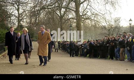 Le Prince de Galles marche avec son ami proche Camilla Parker-Bowles, à travers Green Park dans le centre de Londres sur leur chemin vers l'hôtel Ritz, depuis le Palais St james's, pour la fête de Noël annuelle pour son personnel. Banque D'Images