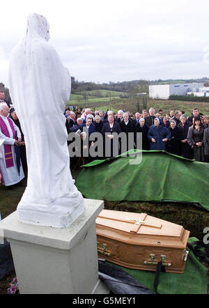 Les gens se rassemblent pour les funérailles de sœur Philomena Lyons à l'église St Patrick de Ballybay, comté de Monaghan, Irlande, après que la nonne de 68 ans ait été agressée sexuellement et étranglée pendant qu'elle attendait un bus.* ...Elle avait enseigné dans la petite ville rurale pendant 30 ans et était sur le chemin de Dublin pour un centième anniversaire d'amis quand elle a été attaquée. Banque D'Images