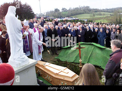 Les gens se rassemblent pour les funérailles de sœur Philomena Lyons à l'église St Patrick de Ballybay, comté de Monaghan, Irlande, après que la nonne de 68 ans ait été agressée sexuellement et étranglée pendant qu'elle attendait un bus.*... elle avait enseigné dans la petite ville rurale pendant 30 ans et était sur son chemin à Dublin pour un 100e anniversaire d'amis quand elle a été attaquée. Banque D'Images