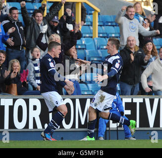 Chris Wood de Millwall (à droite) célèbre son but contre Leeds United avec Alan Dunne (à gauche) lors du match de championnat de la npower football League au New Den, Londres. Banque D'Images