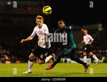 Football - Barclays Premier League - Fulham / Sunderland - Craven Cottage.Damien Duff de Fulham (à gauche) et Danny Rose de Sunderland (à droite) se battent pour le ballon Banque D'Images