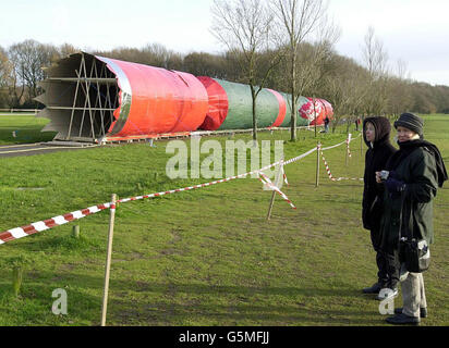 Le plus grand craqueur au monde à l'école de Ley Hill, près de Chesham, Buckinghamshire, dans le cadre d'une tentative de rupture de record mondial. Le pirate géant de Noël mesurant 207m de long et rempli de chapeaux, jouets et blagues traditionnels a été tiré par des équipes de 40 personnes. * le faisant bang et de déposer son contenu, en sécurisant une place dans le Livre Guinness des records pour le plus grand Cracker jamais tiré. Banque D'Images