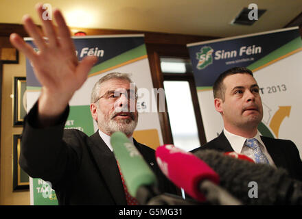 Gerry Adams de Sinn Fein (à gauche) et Pierce Doherty lors de leur conférence de presse avant la soumission du budget 2013 à l'hôtel Buswells, Dublin. Banque D'Images