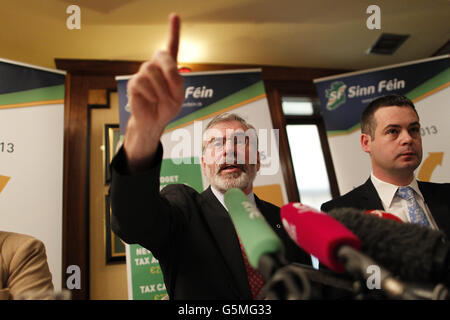 Gerry Adams de Sinn Fein (à gauche) et Pierce Doherty lors de leur conférence de presse avant la soumission du budget 2013 à l'hôtel Buswells, Dublin. Banque D'Images